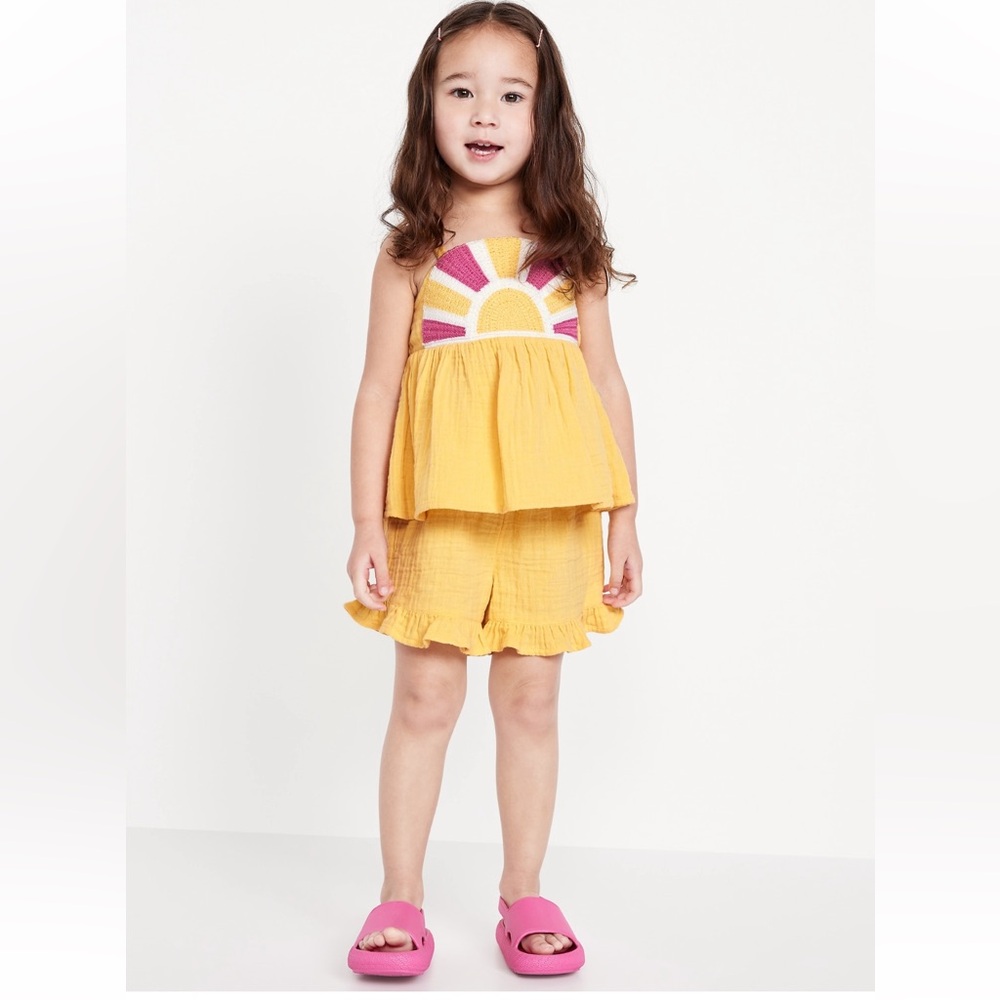 NWT. Old Navy. Sleeveless Double-Weave
Top and Shorts Set. Size 3-6 Months